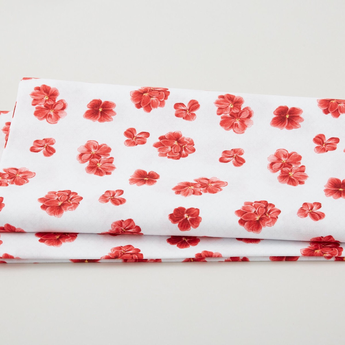 betty-s-geraniums-petals-white-2-yard-cut
