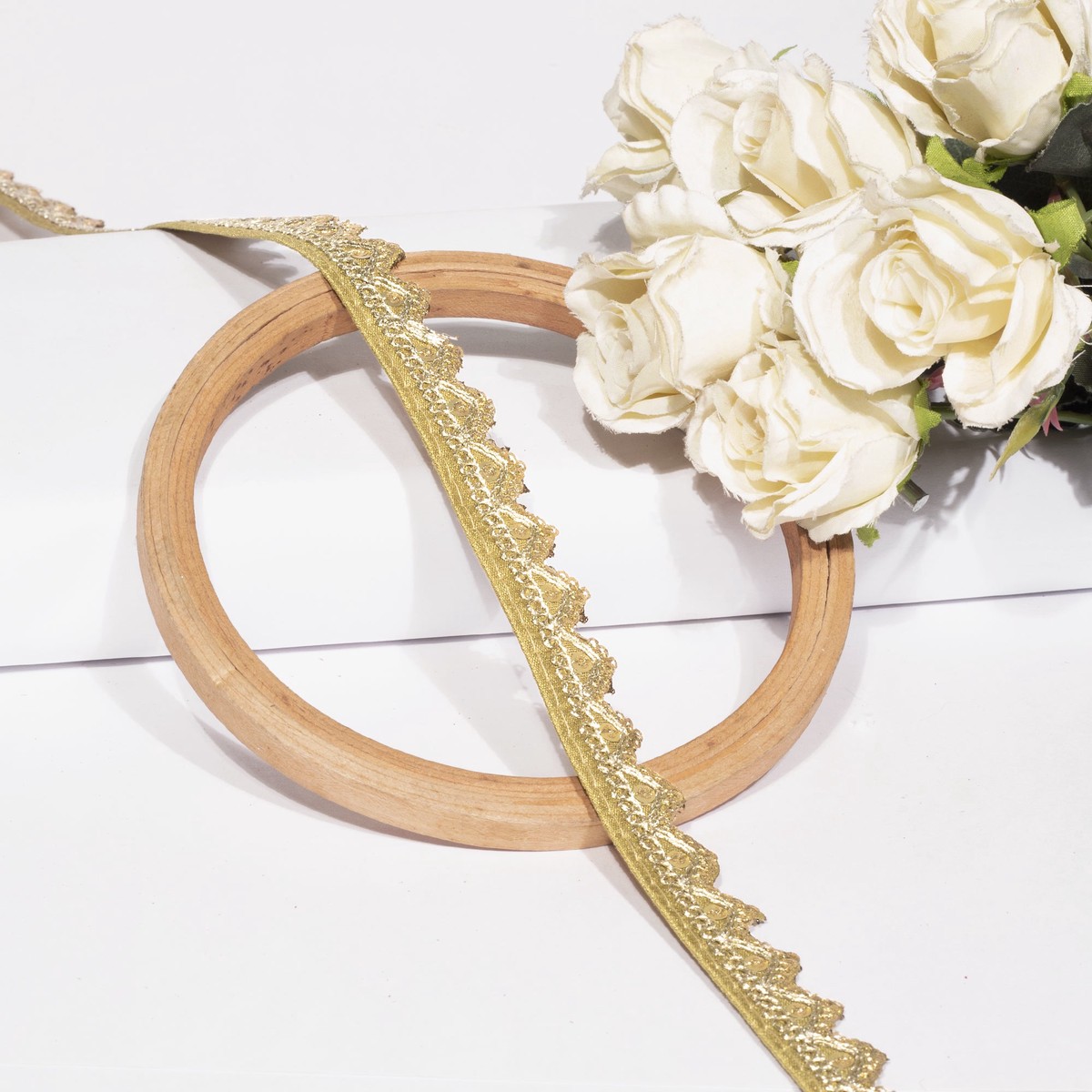 zardosi-embellished-golden-triangle-scalloped-lace-9-mtr