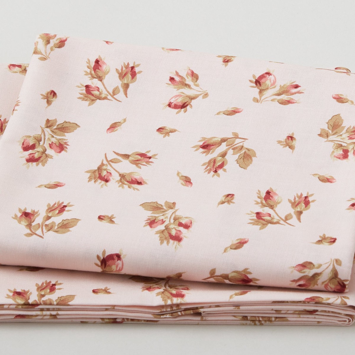 burgundy-blush-tossed-rose-buds-blush-2-yard-cut