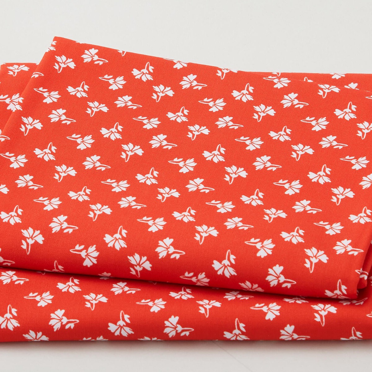 crimson-posies-favorites-red-tossed-single-flower-2-yard-cut