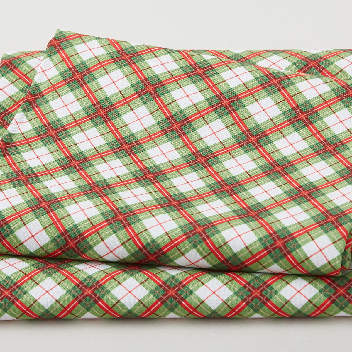 festive-christmas-favorites-green-plaid-2-yard-cut