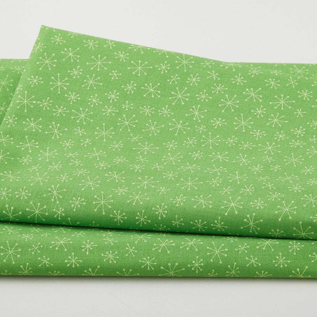simply-prints-tossed-snowflake-green-2-yard-cut