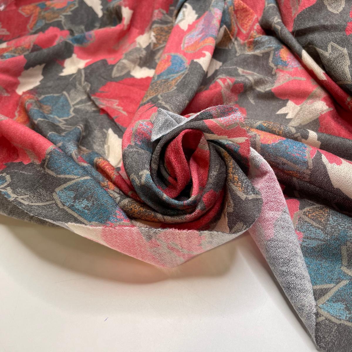 ub-huckleberry-tea-wool-blend-knit-grey-red-abstract-2m-bundle