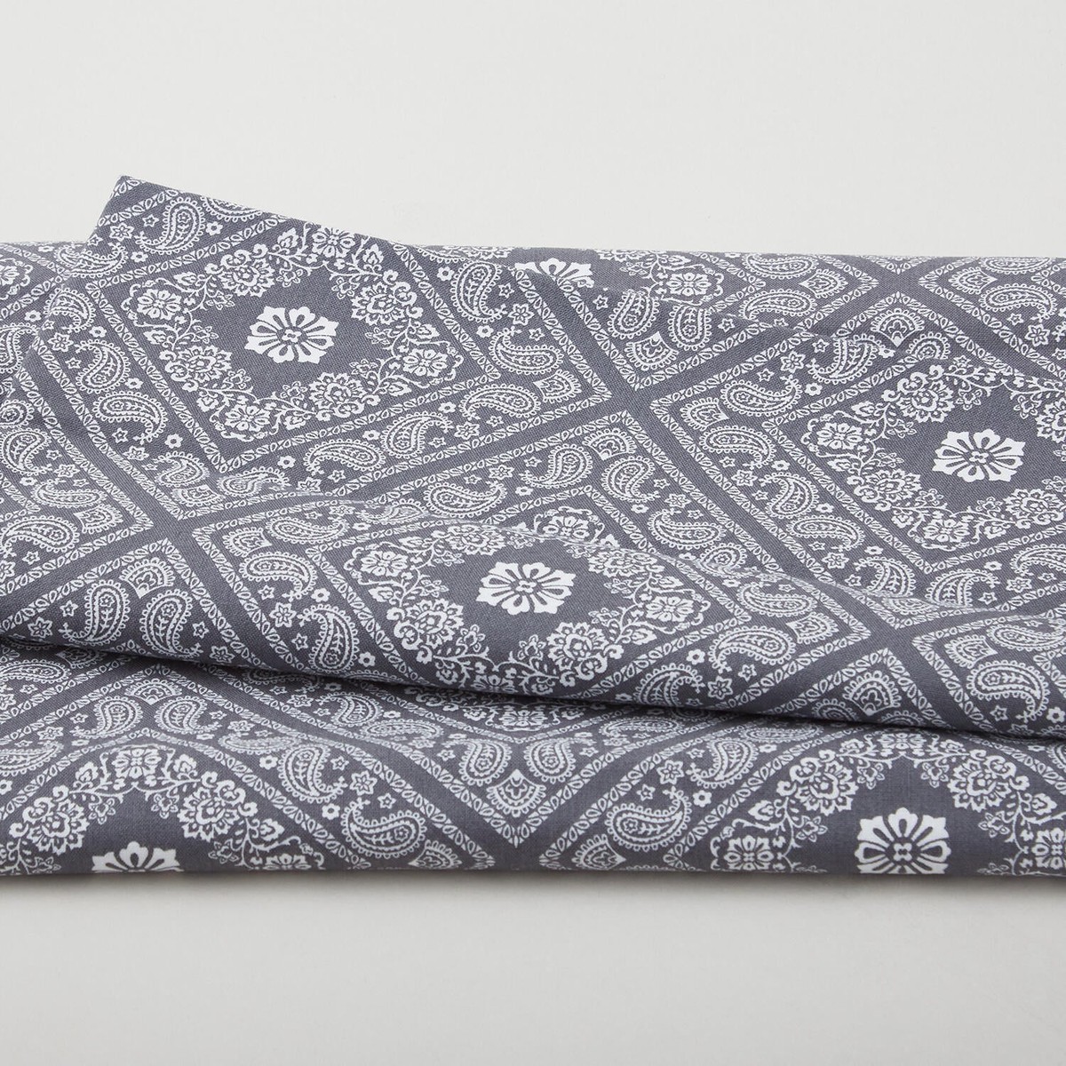 bandana-medley-bandana-gray-2-yard-cut