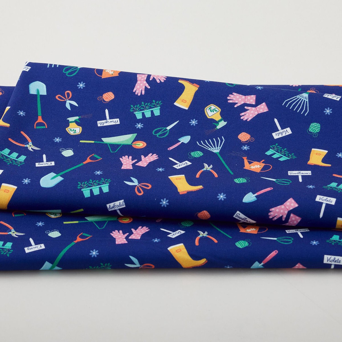 love-grows-here-love-to-garden-blue-2-yard-cut