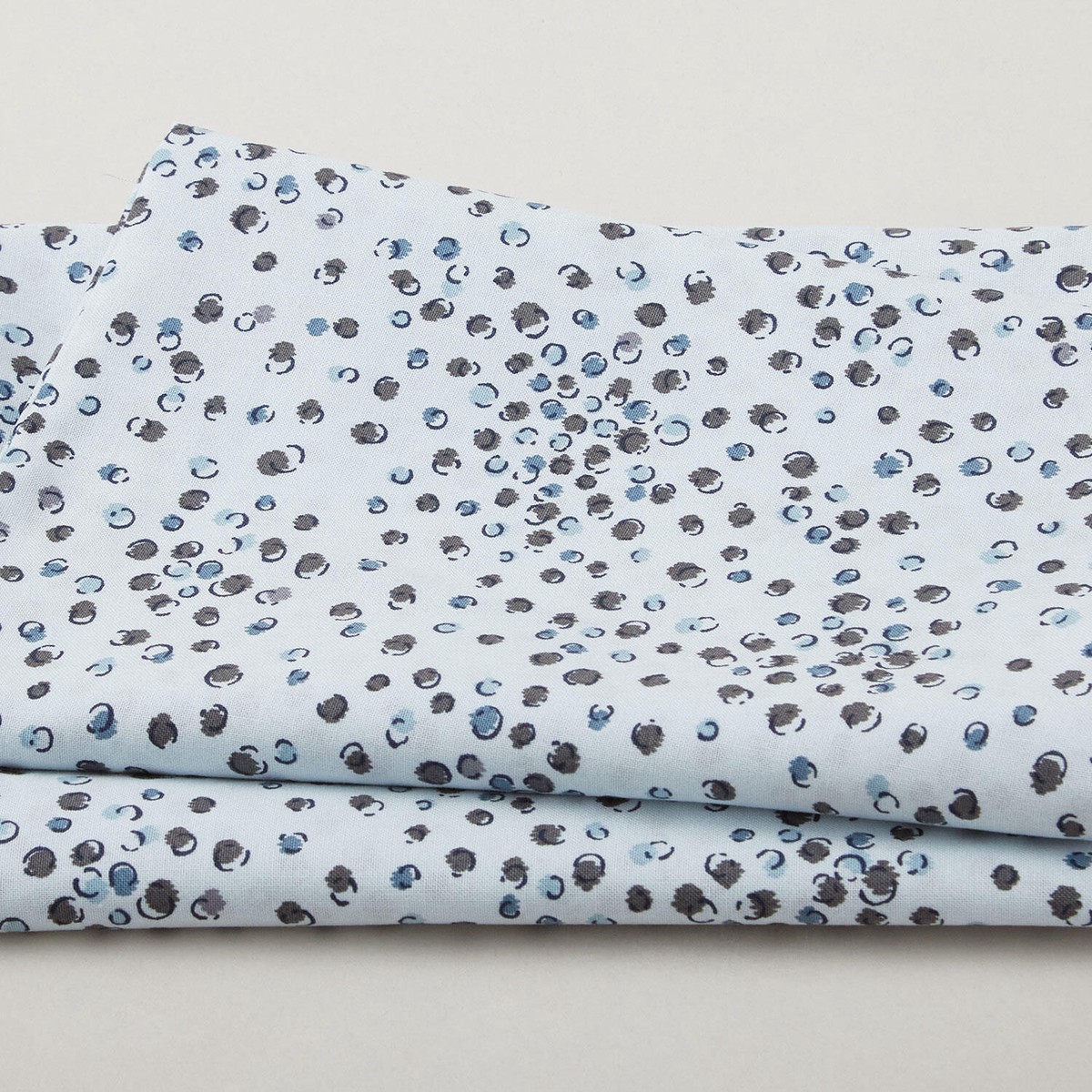 colour-rhythm-dots-and-circles-light-blue-2-yard-cut
