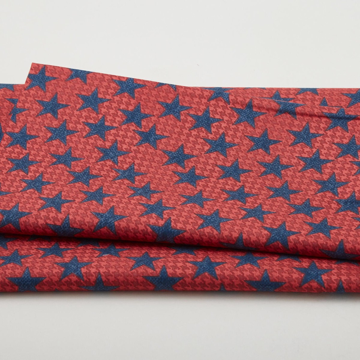 american-spirit-houndstooth-stars-red-2-yard-cut