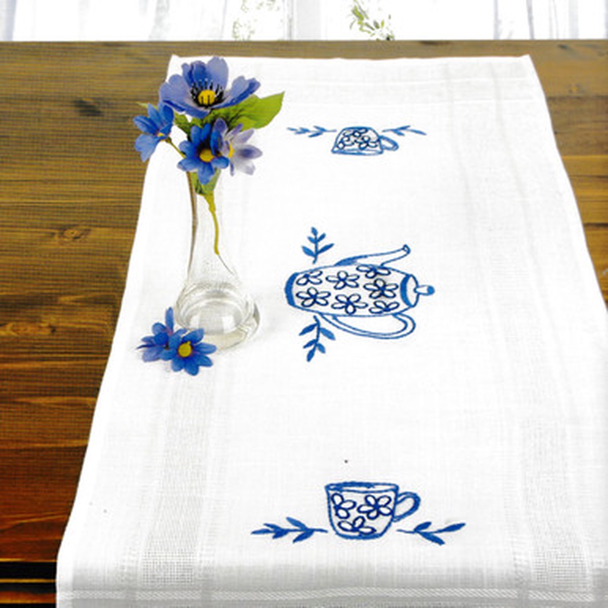 cup-of-tea-tablerunner-kit-for-embroidery-schafer-6928