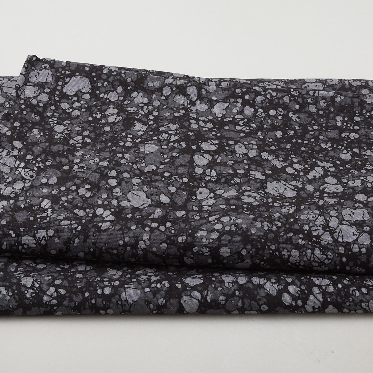 crackle-mosaic-108-crackle-black-3-yard-cut