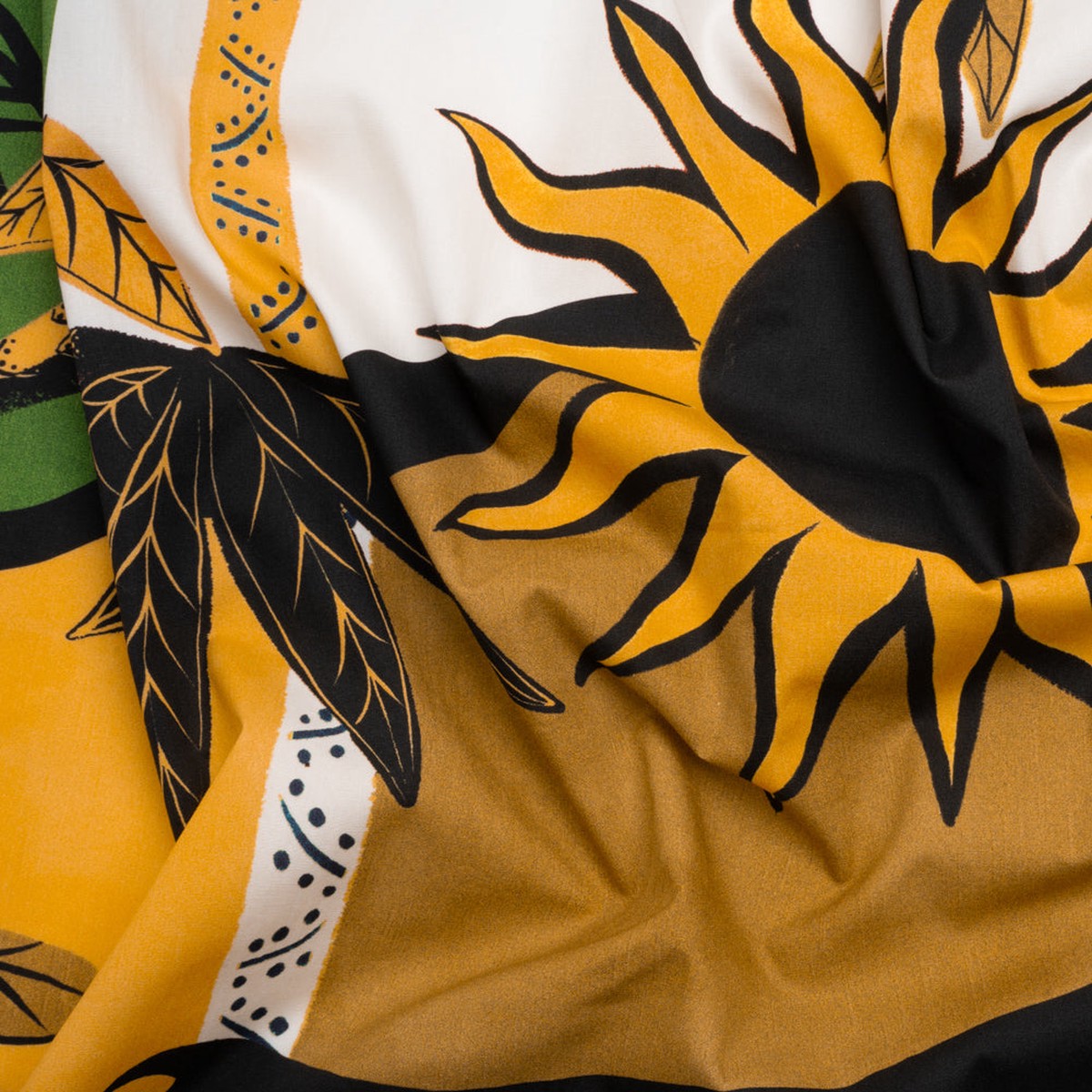 cotton-poplin-print-green-suns-and-palm-trees-mood-exclusive-sun-salutation