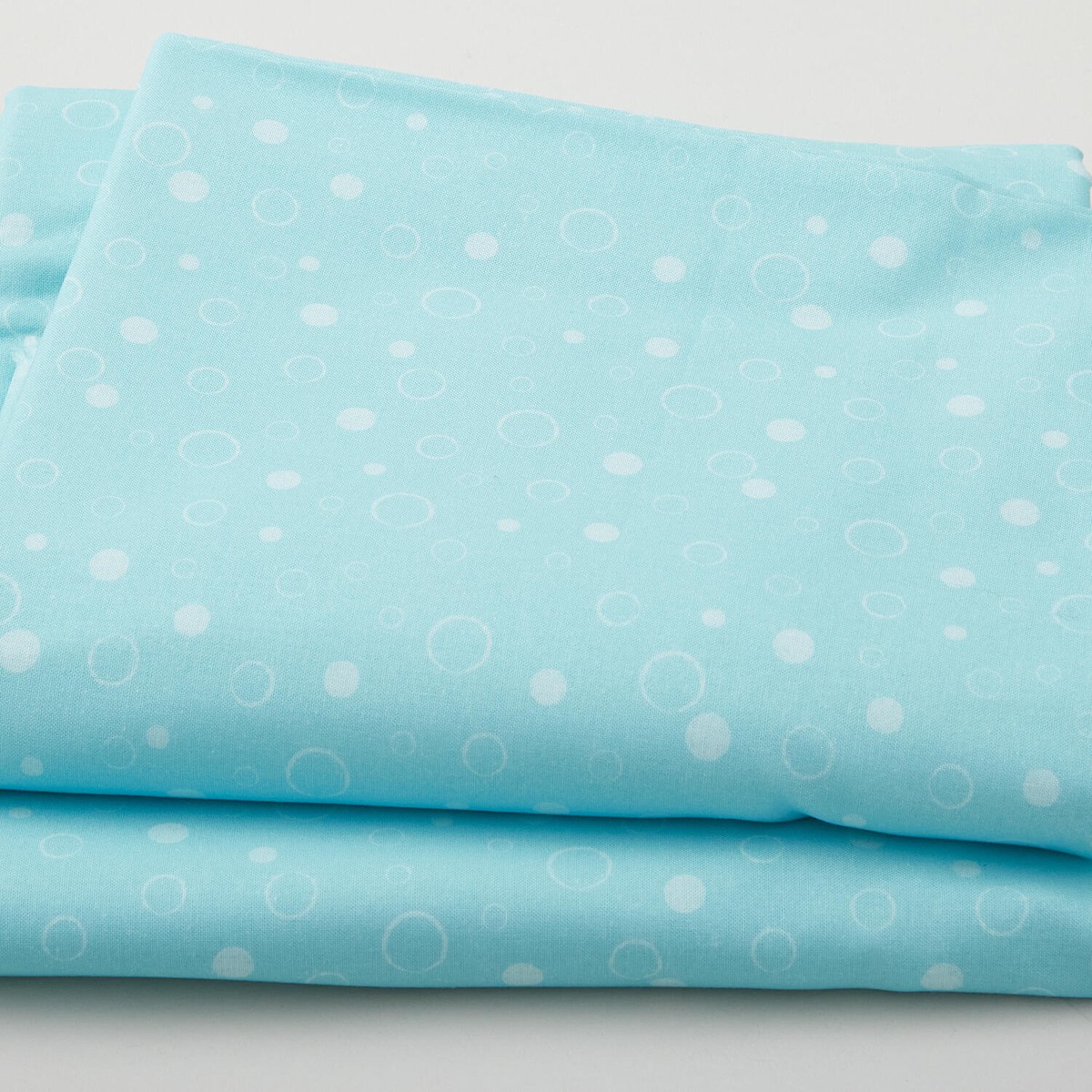 sea-bubbles-on-108-widebacks-aqua-3-yard-cut