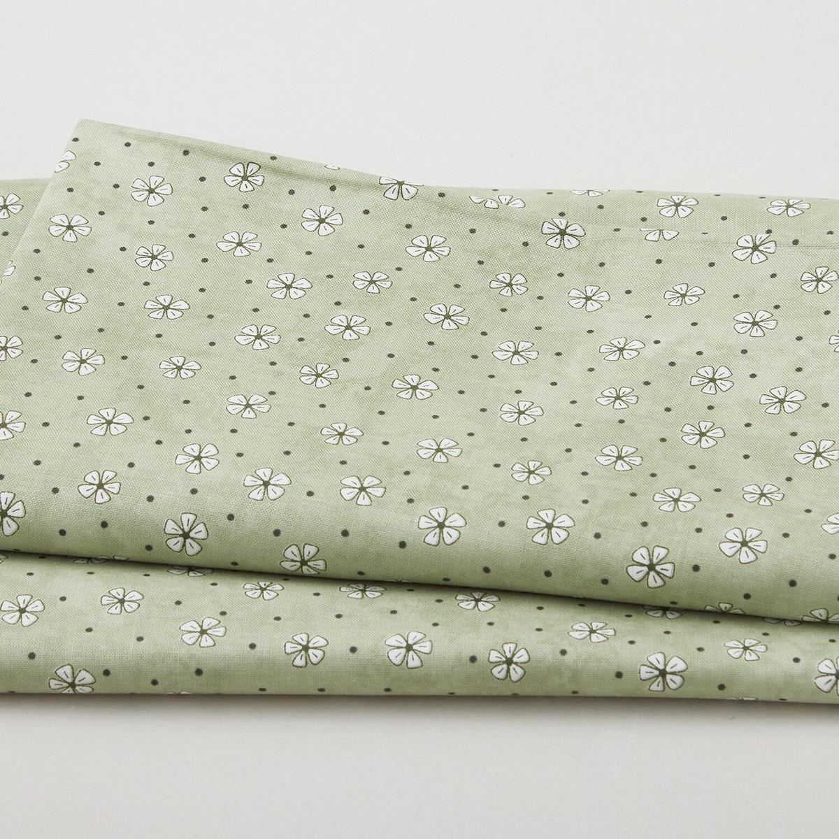 pocket-full-of-posies-posies-tossed-green-2-yard-cut