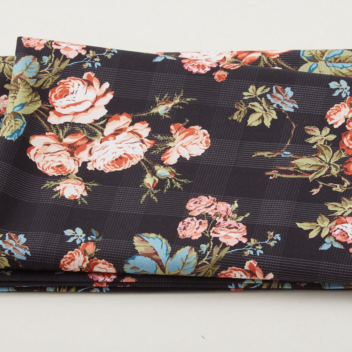 wildflower-bouquet-wild-rose-flower-black-2-yard-cut