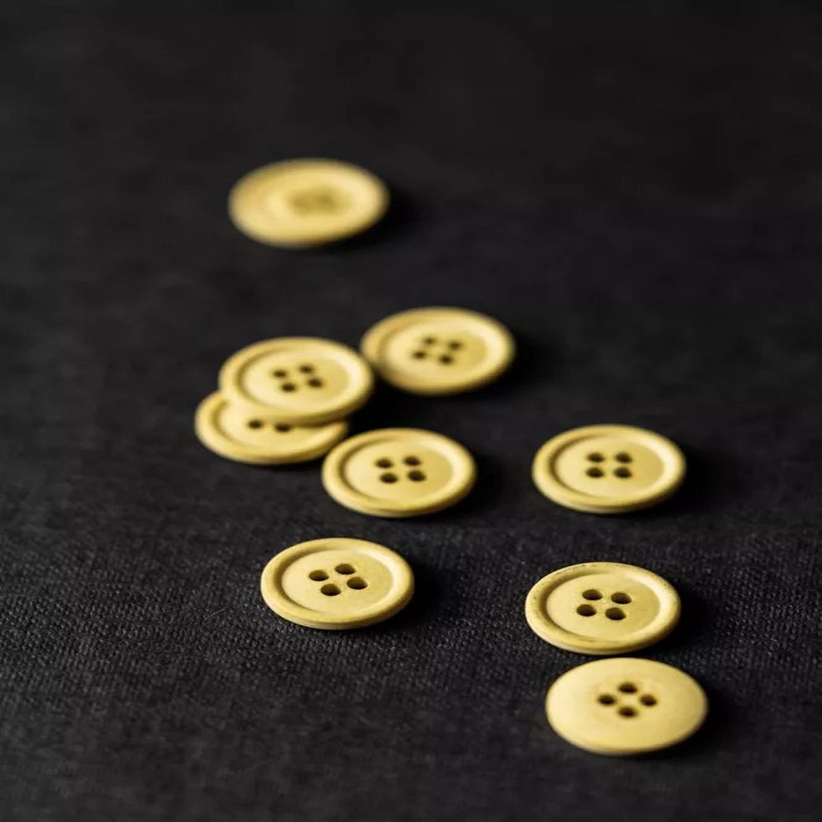merchant-mills-citrus-yellow-15mm-cotton-button