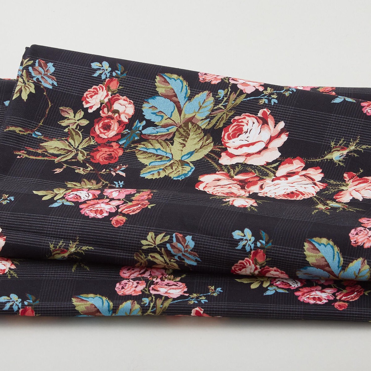 wildflower-bouquet-favorites-wild-rose-flower-black-2-yard-cut