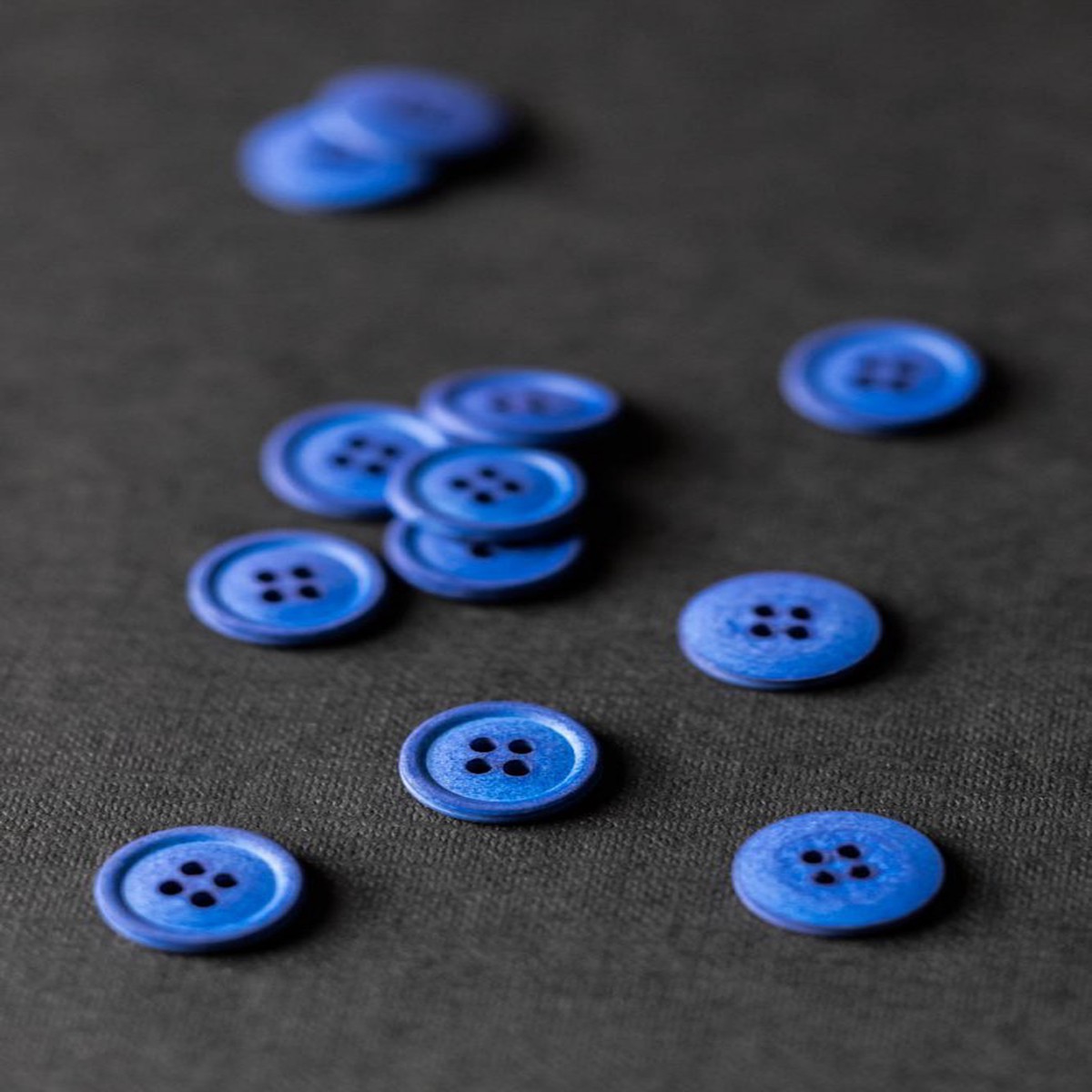 merchant-mills-bright-blue-15mm-cotton-button