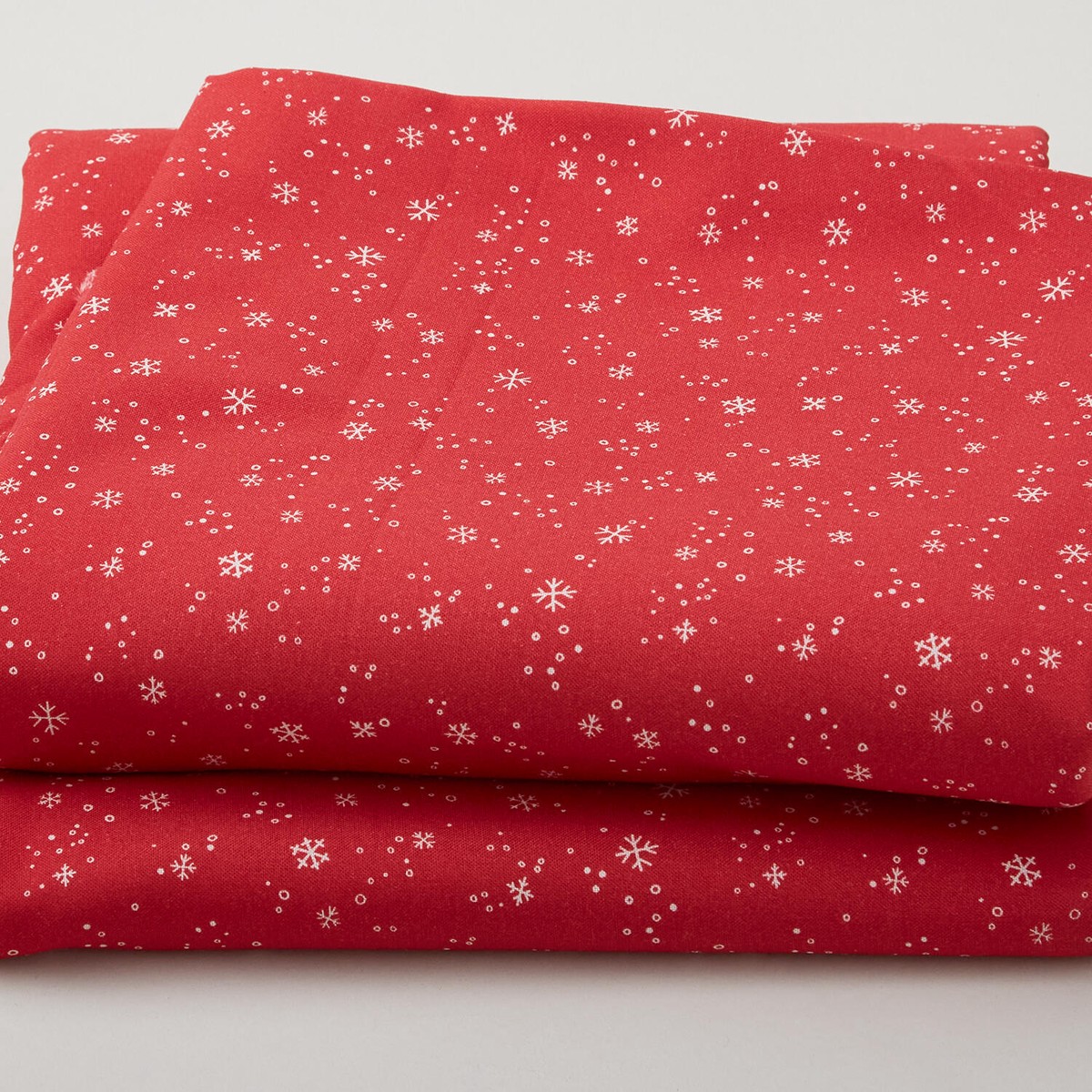 dancing-snowflakes-on-108-widebacks-red-3-yard-cut