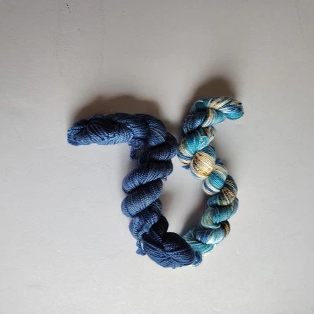 2-hanks-yarn-unknown-blues-sock-weight-48g-wool-mix-beautiful-new