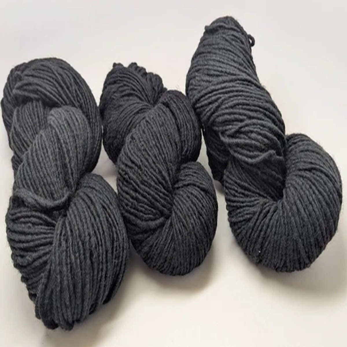 bartlett-yarns-maine-8-matchedskeins-single-ply-black-wool-bulky-4-oz-tm