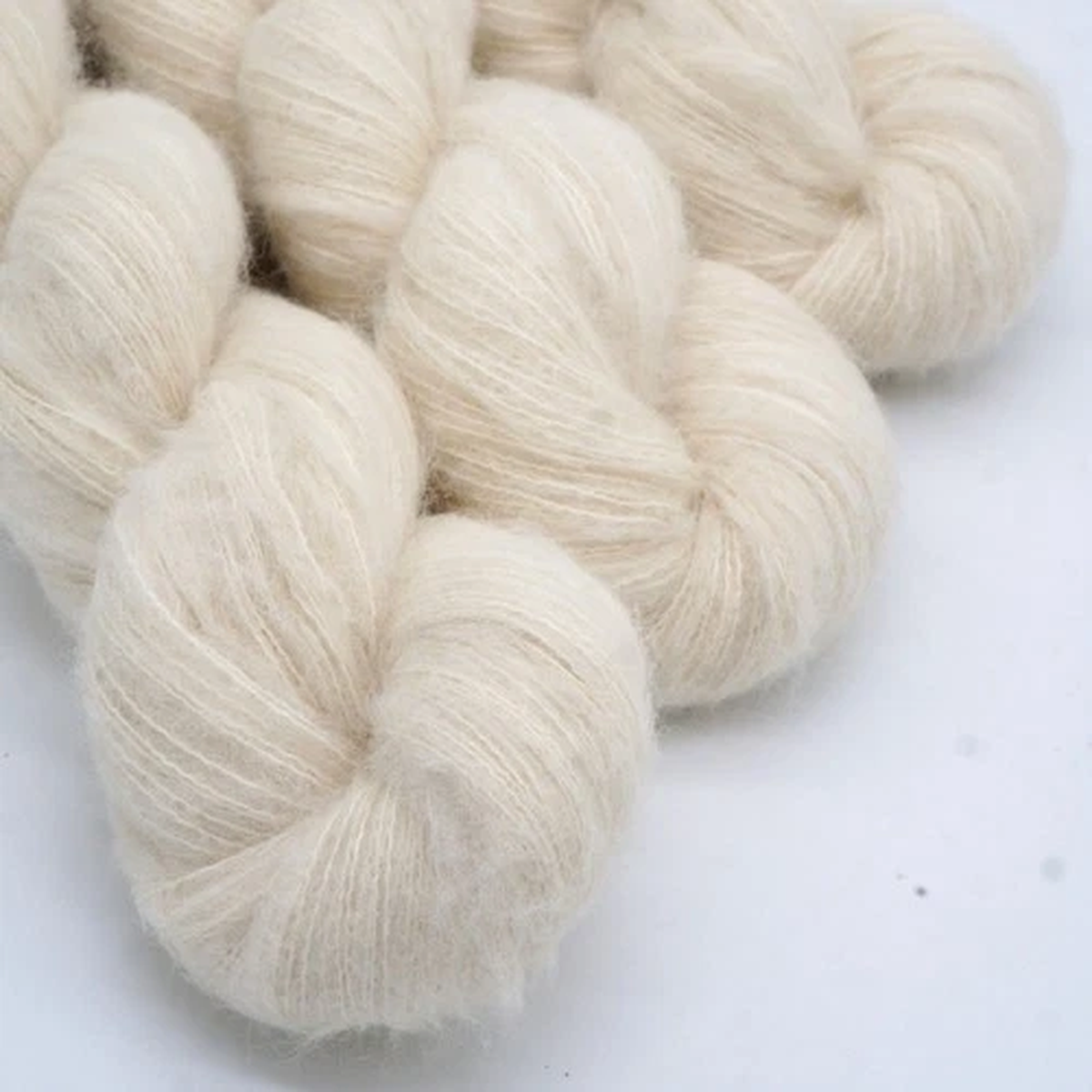 undyed-baby-suri-alpaca-and-silk-yarn-for-dyeing-knitting-yarn-with-halo-50-g