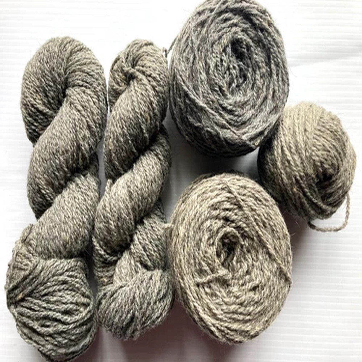 rustic-all-wool-yarn-lot-nsw-worsted-weight-natural-gray-shades-320g-total