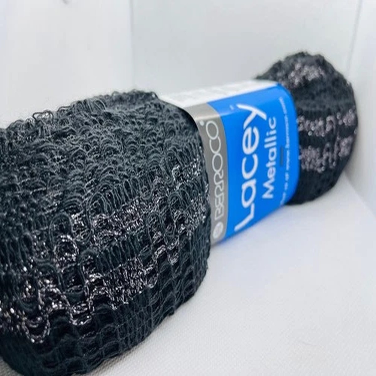 berroco-lacey-metallic-8334-liquorice-black-silver-ruffling-scarf-yarn-100gr
