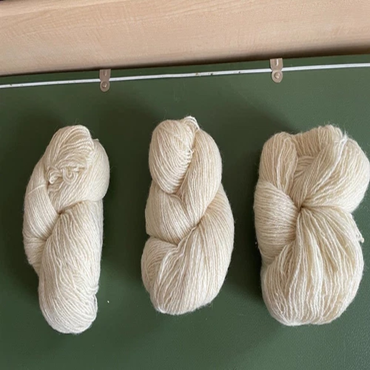 3-skeins-4-4oz-merino-wool-undyed-yarn-textiles-weaving-knitting-crochet-375gr