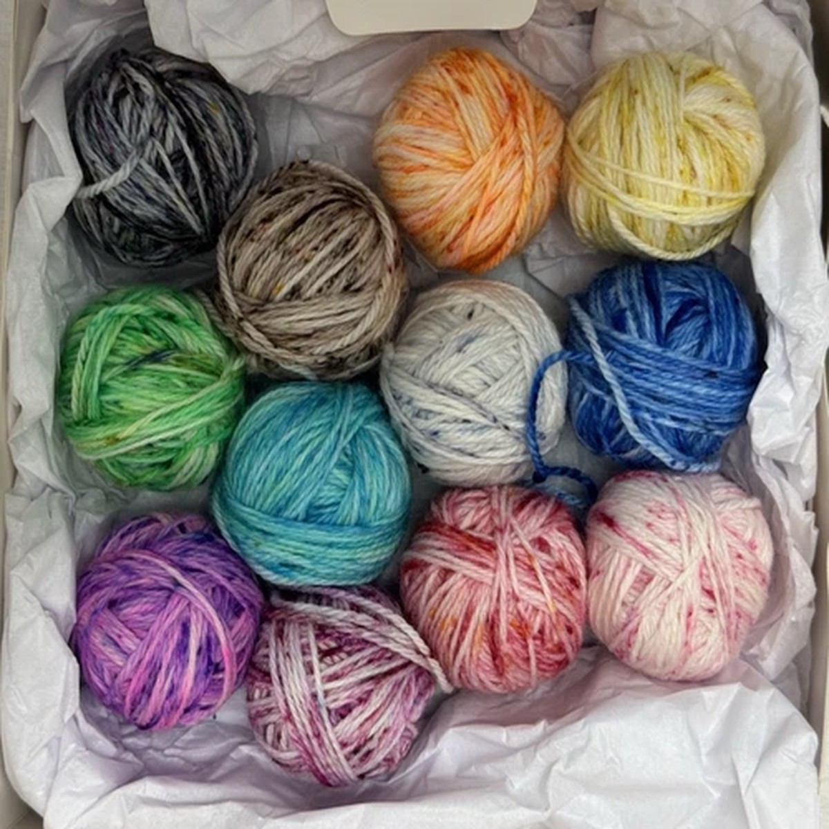 un-besito-fiber-12-pack-rainbow-sprinkles-approx-480-yards-10-gram-balls