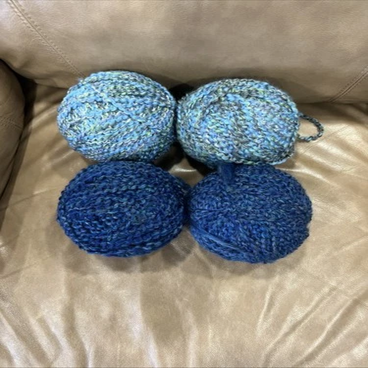 lot-of-4-wool-yarn-lot-two-different-colors