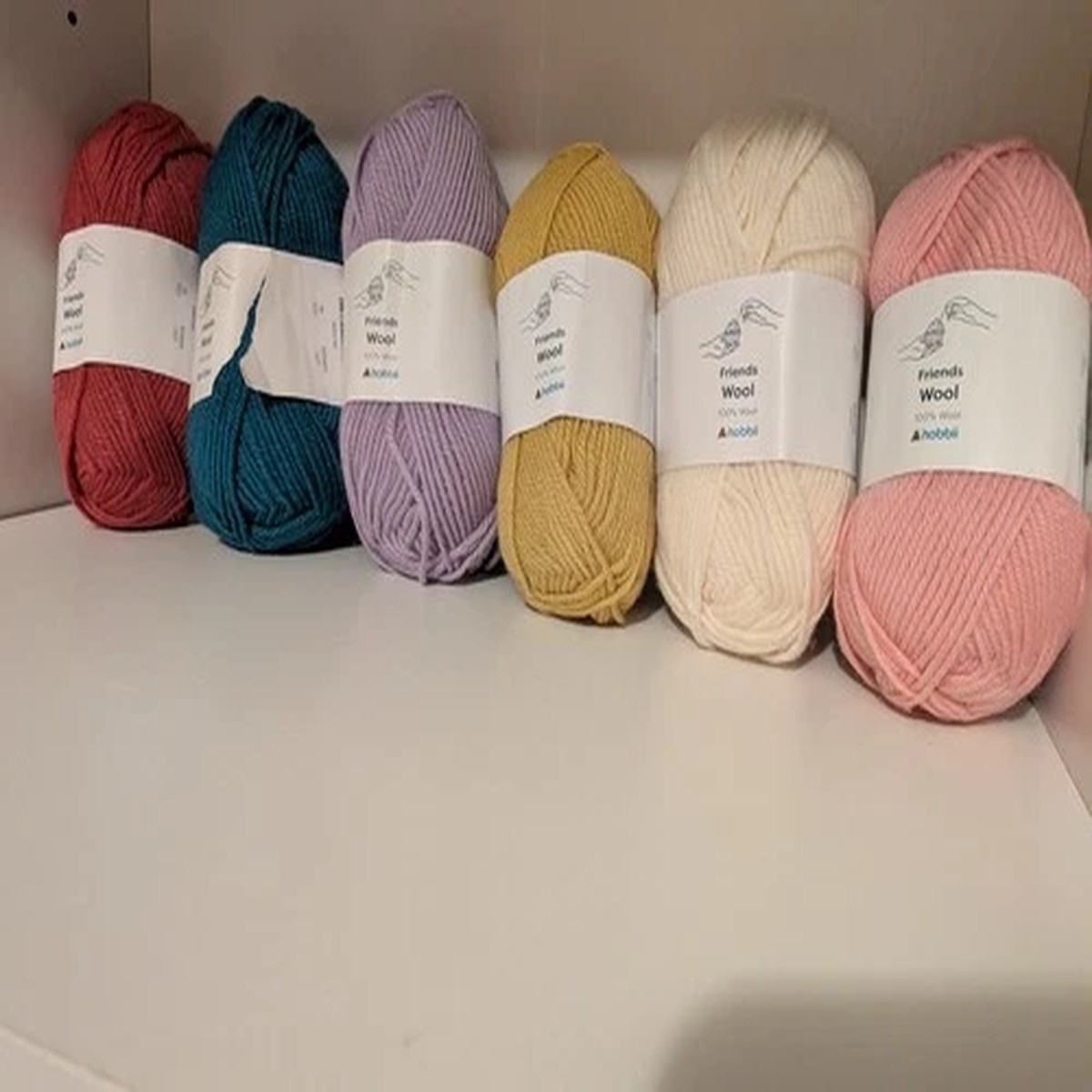 hobbii-friends-wool-yarn-100-wool-medium-weight