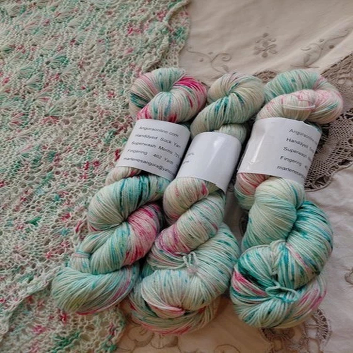 merry-christmas-hand-dyed-variegated-merino-nylon-yarn-fingering-sock-yarn