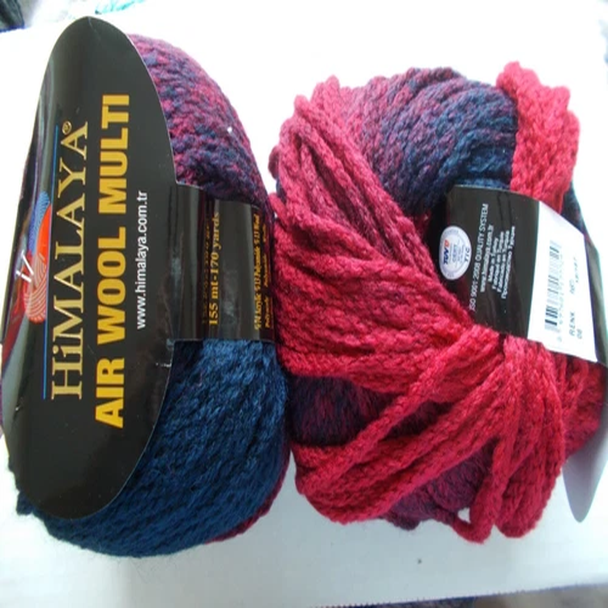 himalaya-air-wool-multi-bulky-wool-blend-yarn-red-navy-lot-of-2-170-yds-ea
