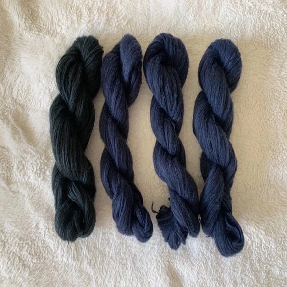 qing-fibre-veranita-yarn-bundle-phtalo-solstice-dark-green-navy-cashmere-silk