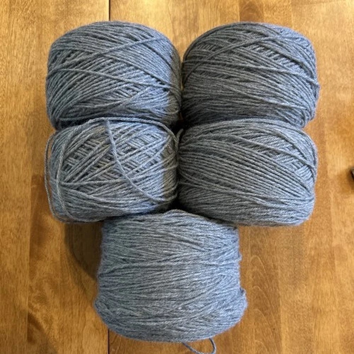 5-gorgeous-unlabeled-heathered-gray-wool-like-yarn-cakes-approx-687-grams