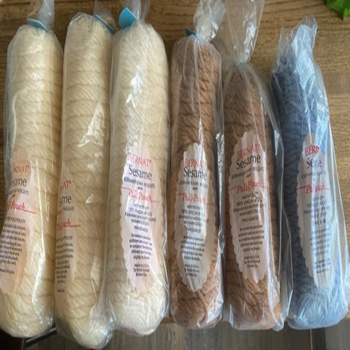 bernat-sesame-germantown-6-pull-pouch-2-oz-100-virgin-wool-lot-ivory-cinnamon
