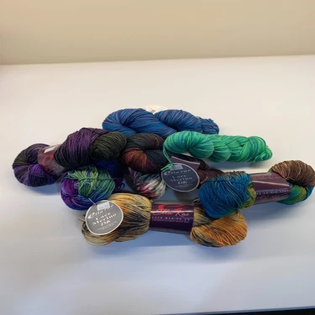 ella-rae-lace-mernio-dk-100gr-hanks-100-merino