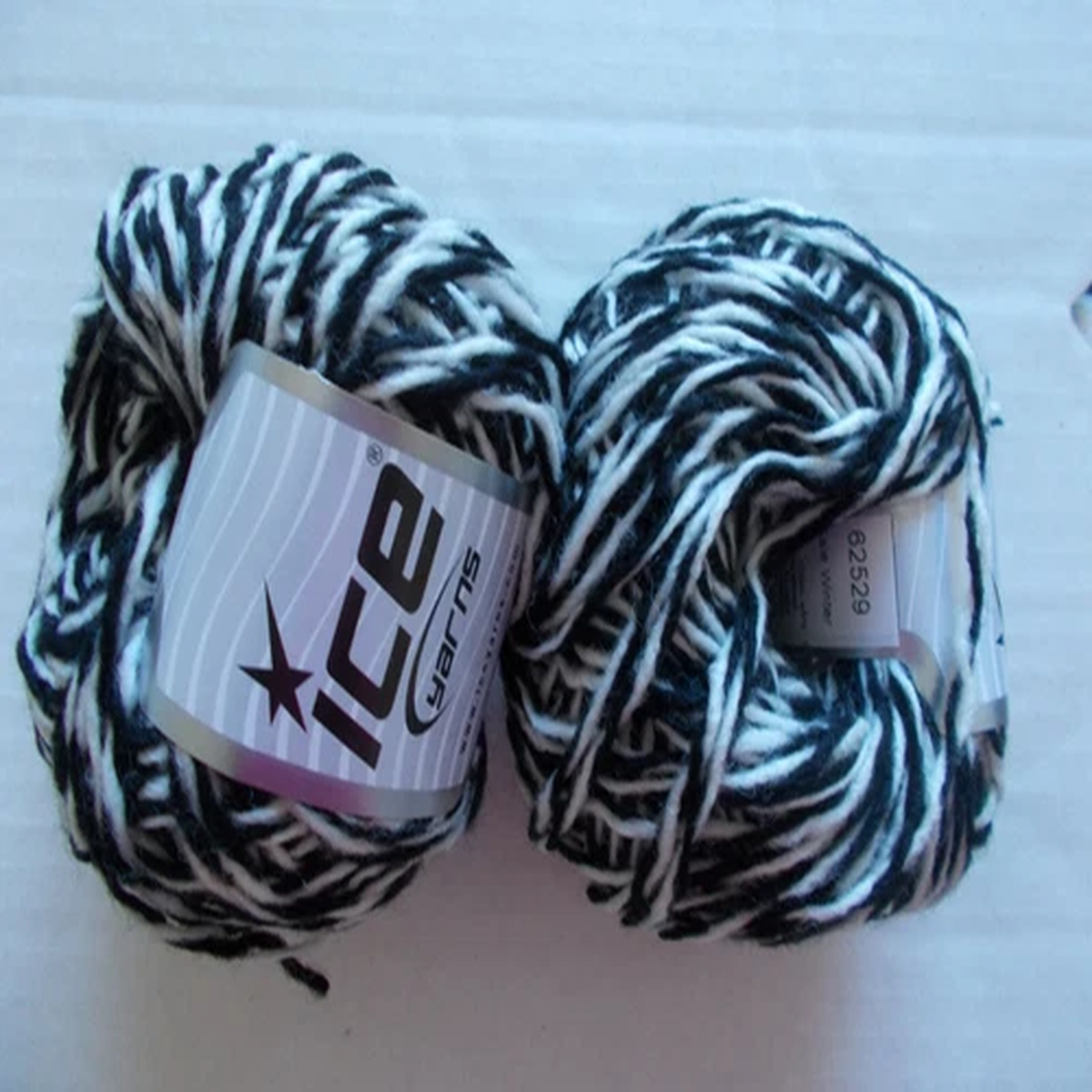 ice-yarns-winter-wool-blend-twist-yarn-white-black-lot-of-2-109-yds-ea