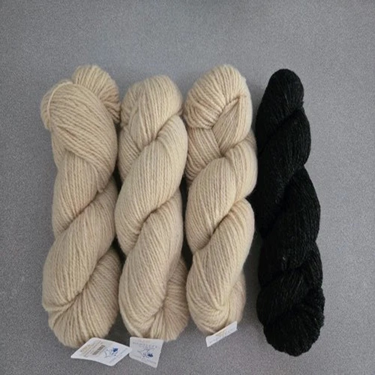 4-skeins-bartlett-yarns-100-wool-yarn-from-harmony-maine-3-natural-1-ebony