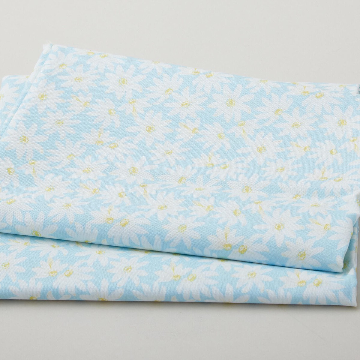 meadow-breeze-favorites-daisies-blue-2-yard-cut