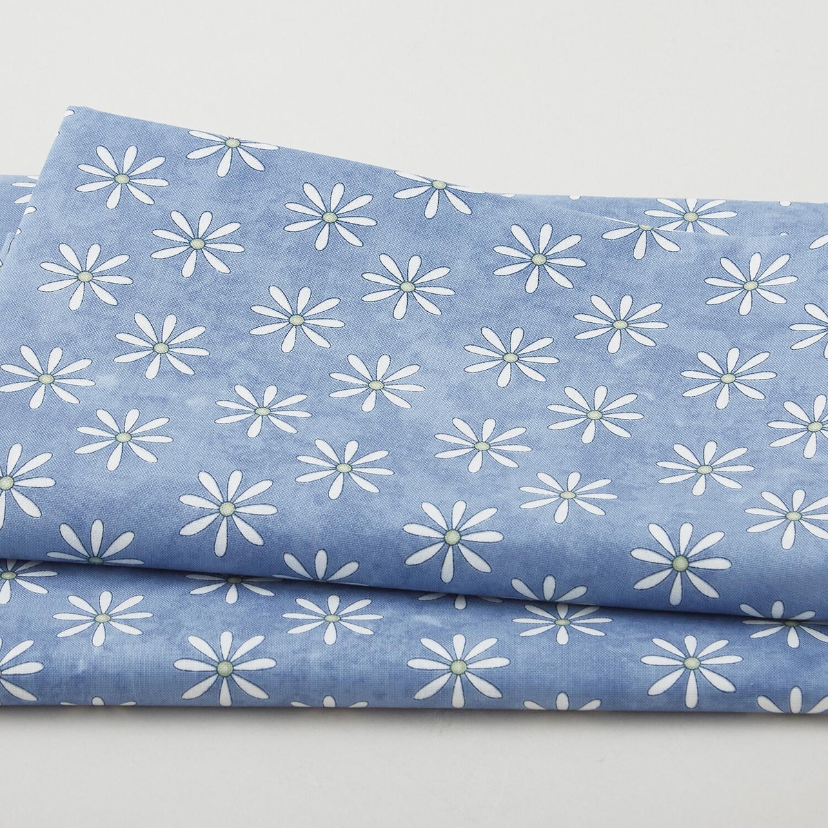 pocket-full-of-posies-set-daisies-light-blue-2-yard-cut