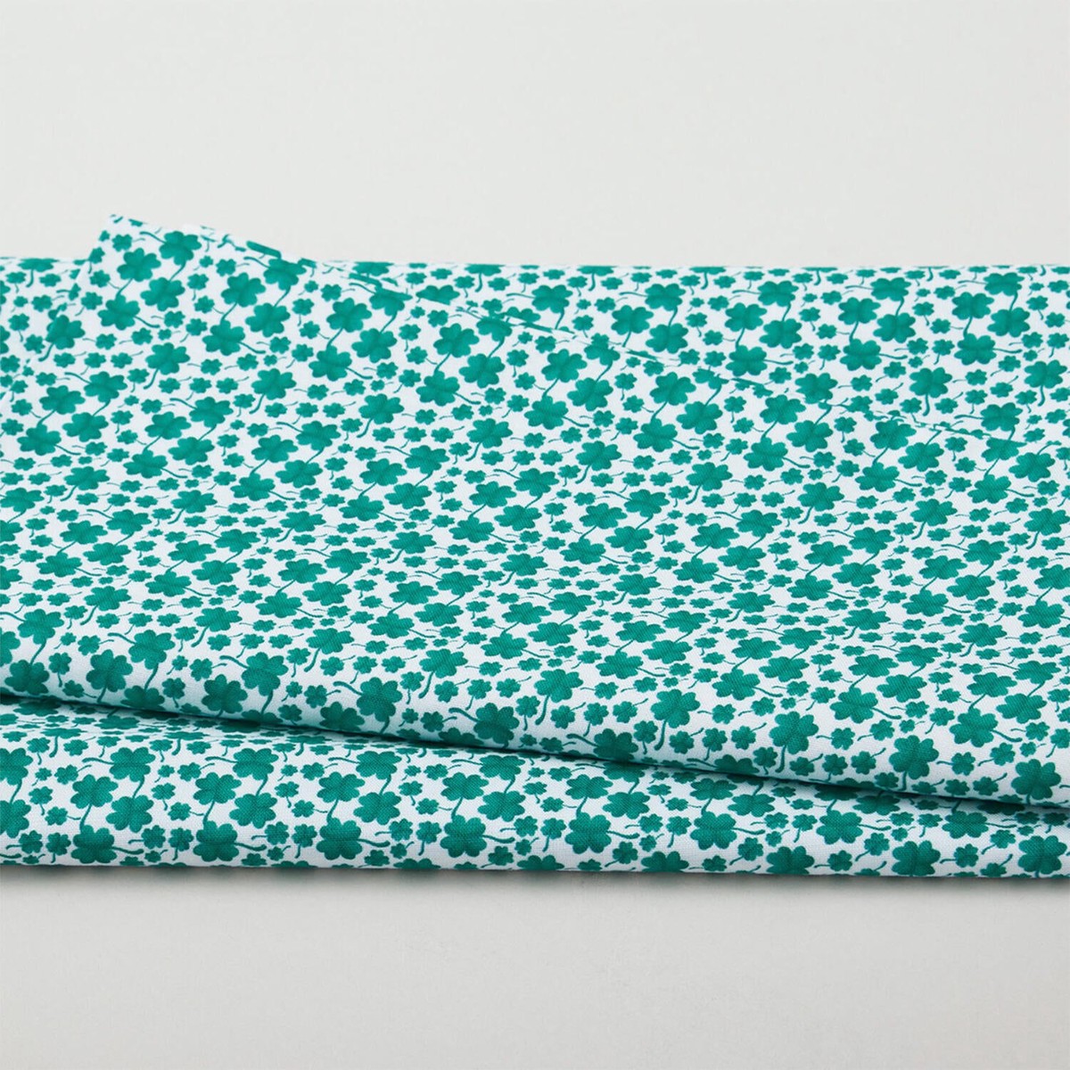 luck-of-the-gnomes-mini-clovers-white-2-yard-cut