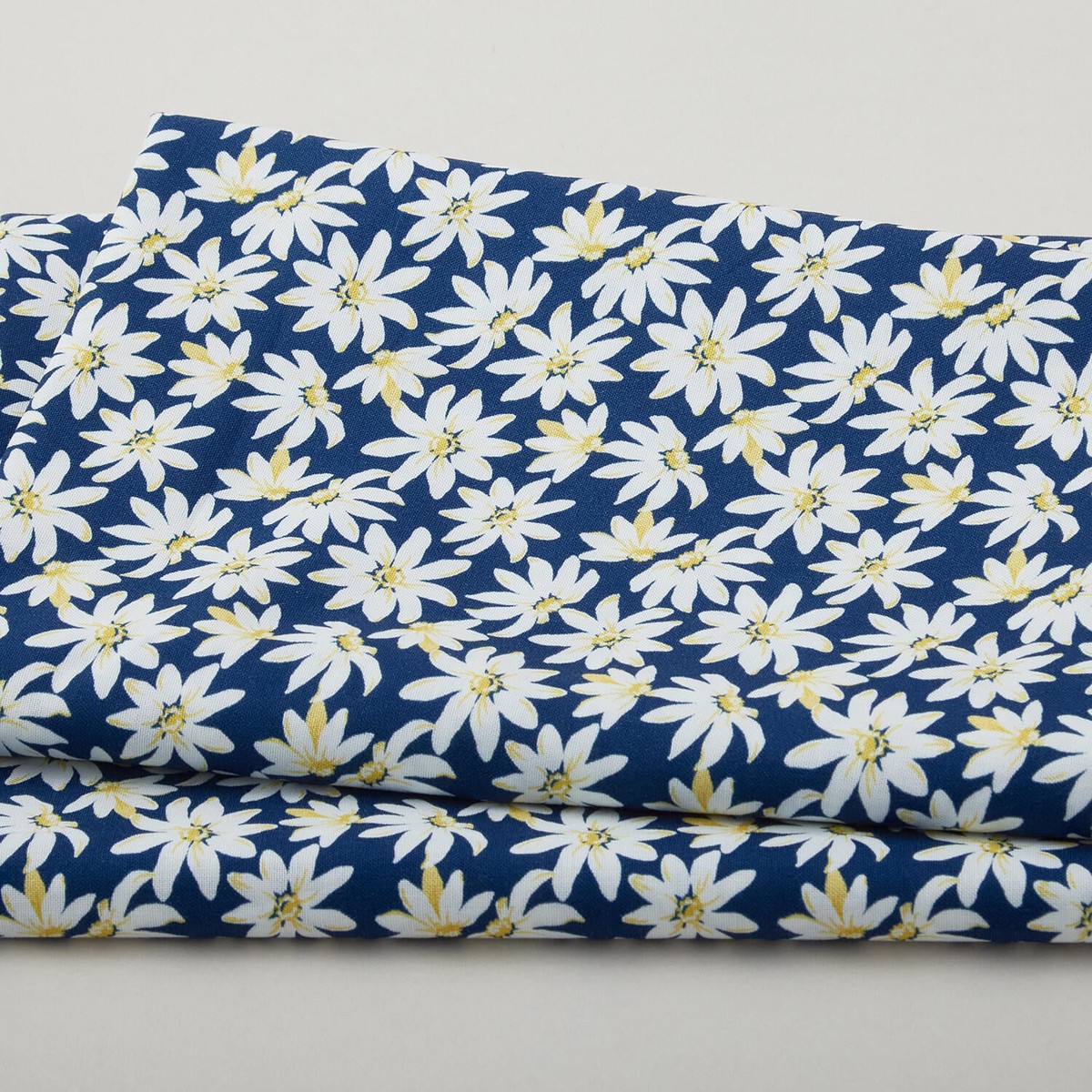 meadow-breeze-favorites-daisies-navy-2-yard-cut