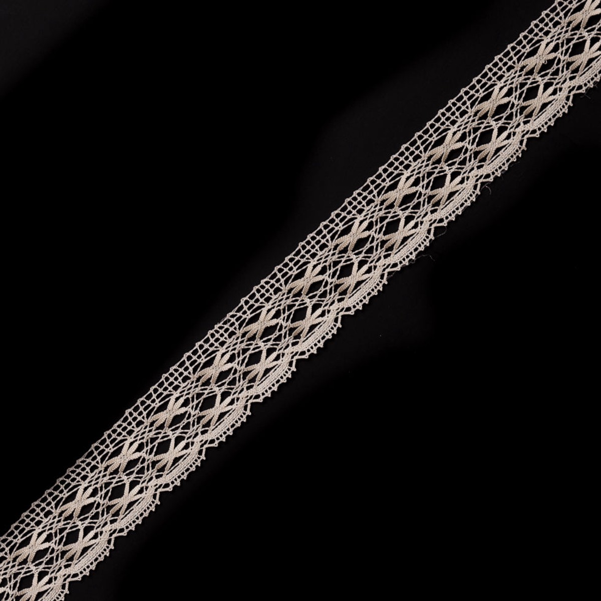 ivory-crochet-trim-w-scalloped-edges-1-25