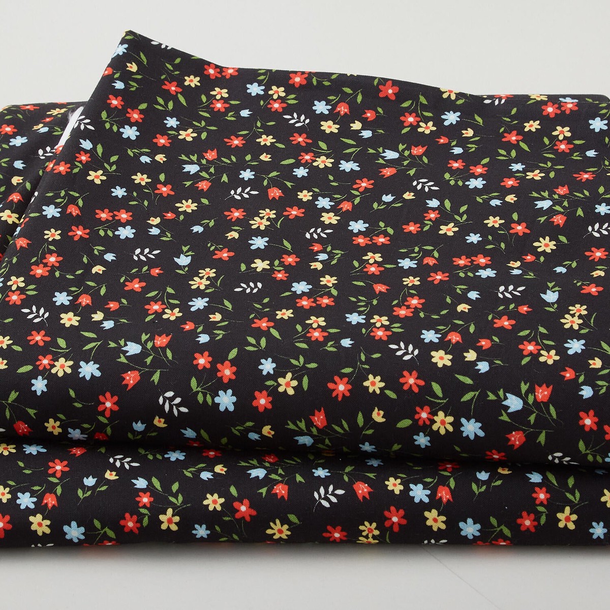 favorite-flower-on-108-widebacks-black-3-yard-cut